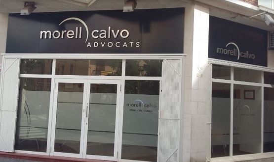 Morell Calvo Advocats abogada saludando cliente